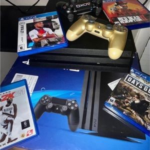 PS4 PR0 , 2 controllers, 4 games
